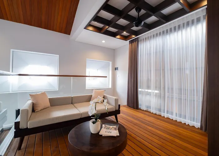 Casaluna Lodge *